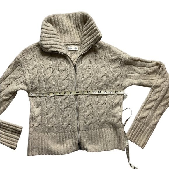 Hollister - Picture 7 of 15